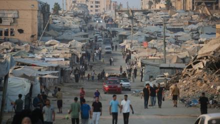 Des déplaces palestiniens au milieu de camps et de décombres près de la plage de Gaza-ville, dans le nord du territoire, le 14 août 2026