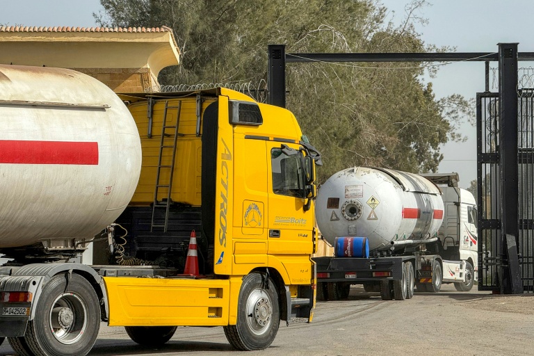 Des camions transportant du carburant entrent dans la bande de Gaza via le point de passage de Rafah avec l'Egypte, le 27 janvier 2026