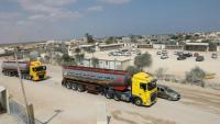 Des camions de carburant entrent dans la bande de Gaza par le point de passage de Kerem Shalom, le 8 août 2022 à Rafah