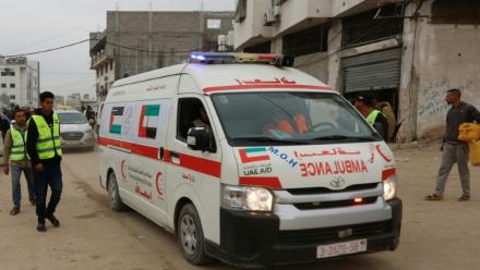 Une ambulance transporte deux victimes vers l'hôpital Al-Shifa de Gaza City après une frappe israélienne le 21 janvier 2026