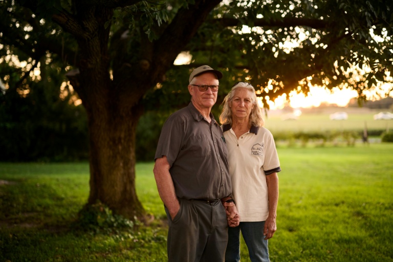 David Schacht, 69 ans, et son épouse Lisa Schacht, 67 ans, dans leur ferme de Canal Winchester, Ohio, le 27 septembre 2026