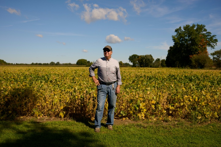 Joe Logan, 77 ans, cultive du soja dans sa ferme à Kinsman, dans l'Ohio, le 27 septembre 2026