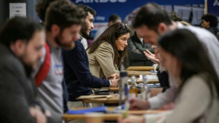 Des candidats et des représentants d'entreprises lors d'un "Aéroday", une journée de recrutement dédiée à la filière aéronautique, le 22 janvier 2026 à Toulouse