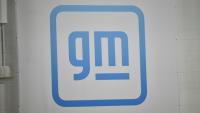 Le logo du constructeur automobile américain General Motors, sur le mur d'une de ses usines à Détroit (Michigan), le 17 novembre 2021