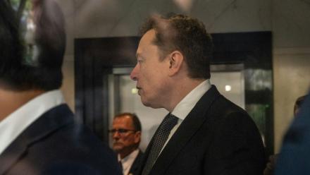 Elon Musk arrive au tribunal fédéral d'Oakland, le 29 avril 2026 en Californie