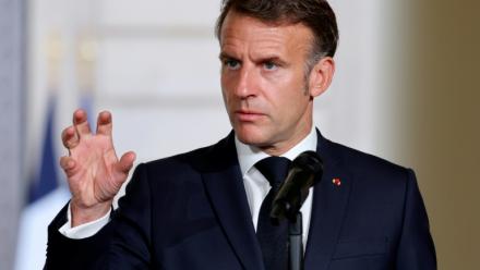 Le président français Emmanuel Macron s'exprime à l'issue d'une réunion à l'Elysée, à Paris, le 1er juin 2026