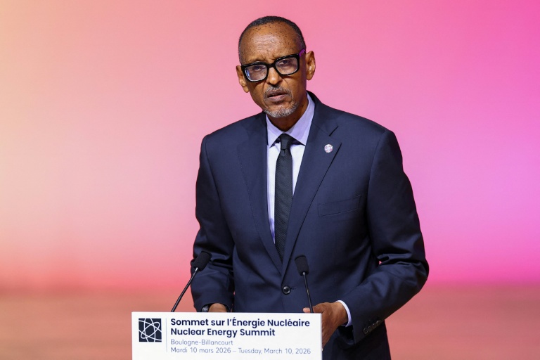 Le président rwandais Paul Kagame prononce un discours lors du Sommet sur l'énergie nucléaire à la Seine Musicale, à Boulogne-Billancourt, en banlieue parisienne, le 10 mars 2026