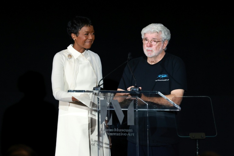 Les cofondateurs du Lucas Museum of Narrative Art, Mellody Hobson (gauche) et George Lucas au cours d'une présentation à la presse du musée à Los Angeles, le 2 septembre 2026