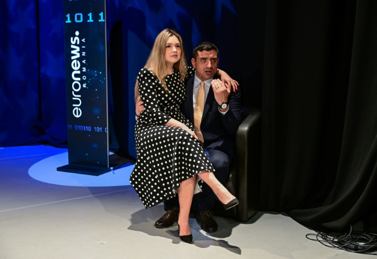 Le candidat à la présidence romaine George Simion et sa femme Ilinca, à l'occasion d'un débat télévisé le 8 mai 2025 à Bucarest