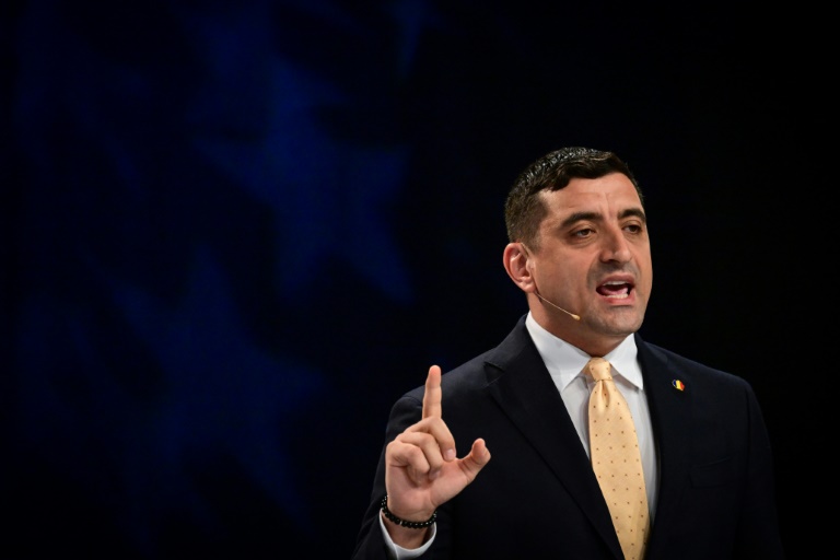 Le candidat à la présidence roumaine George Simion, lors d'un débat le 8 mai 2025 à Bucarest