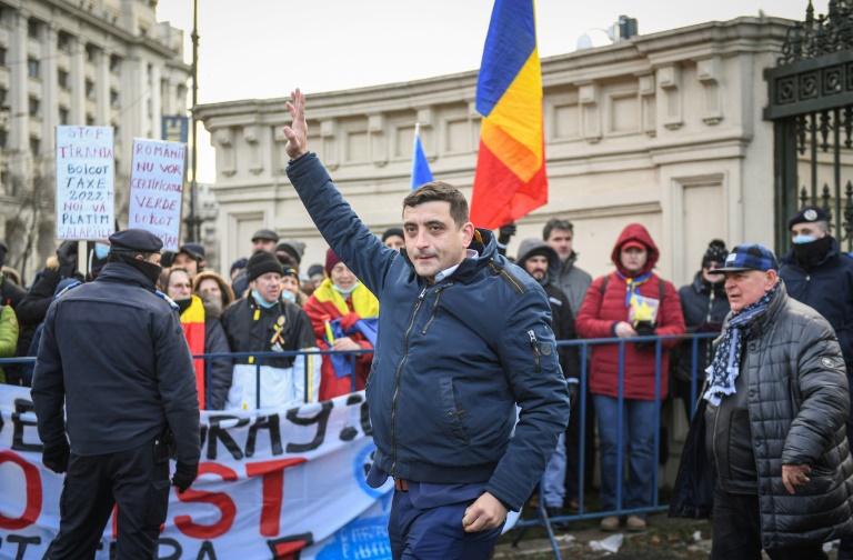 Le chef du parti nationaliste AUR George Simion, lors d'une manifestation contre les restrictions anti-Covid, le 21 décembre 2021 à Bucarest