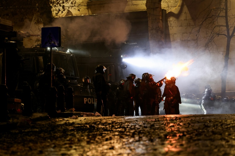Des policiers tirent des gaz lacrymogènes lors d'une  manifestation à Tbilissi contre la décision du gouvernement de reporter les négociations d'adhésion à l'UE, le 2 décembre 2024 en Géorgie