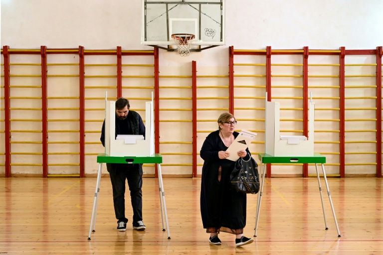 Des électeurs votent aux élections locales à Tbilissi, le 4 octobre 2025 en Géorgie