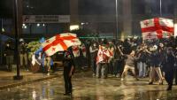 Des manifestants face à la police anti-émeute lors d'un rassemblement de l'opposition le jour des élections locales, le 4 octobre 2025 à Tbilissi, en Géorgie