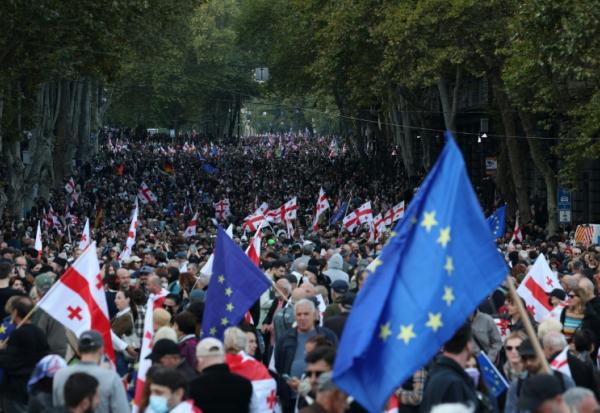 Manifestation contre le pouvoir à Tbilissi, lors des élections locales, le 4 octobre 2025 en Géorgie