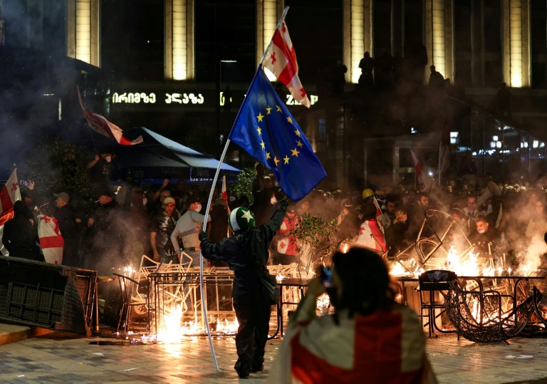Des manifestants mettent le feu à des barricades lors d'élections locales en Géorgie, le 4 octobre 2025 à Tbilissi