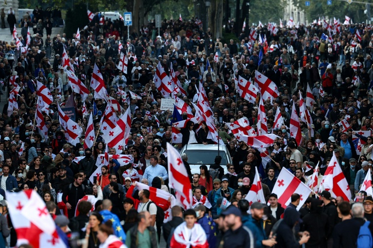 Manifestation contre le pouvoir à Tbilissi, lors des élections locales, le 4 octobre 2025 en Géorgie