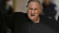 L'acteur français Gérard Depardieu quitte la salle d'audience lors d'une pause dans le cadre de son procès, au tribunal correctionnel de Paris, le 25 mars 2025