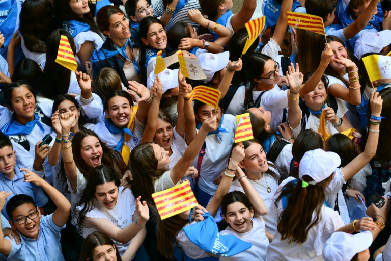 Des enfants accueillent le pape à l'abbaye de Montserrat, près de Barcelone, le 10 juin 2026