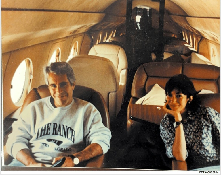 Jeffrey Epstein et Ghislaine Maxwell à bord d'un avion, à une date indéterminée