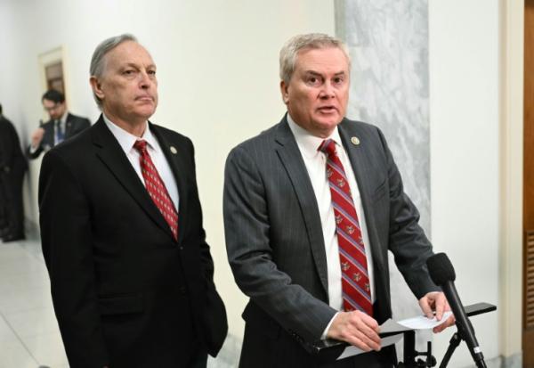 Le président républicain de la commission des enquêtes de la Chambre des représentants, James Comer (D) et Andy Biggs (G), autre élu républicain de cette commission, à l'issue d'une audition à huis clos en visioconférence avec Ghislaine Maxwell, à Washington le 9 février 2026
