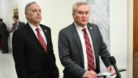 Le président républicain de la commission des enquêtes de la Chambre des représentants, James Comer (D) et Andy Biggs (G), autre élu républicain de cette commission, à l'issue d'une audition à huis clos en visioconférence avec Ghislaine Maxwell, à Washington le 9 février 2026