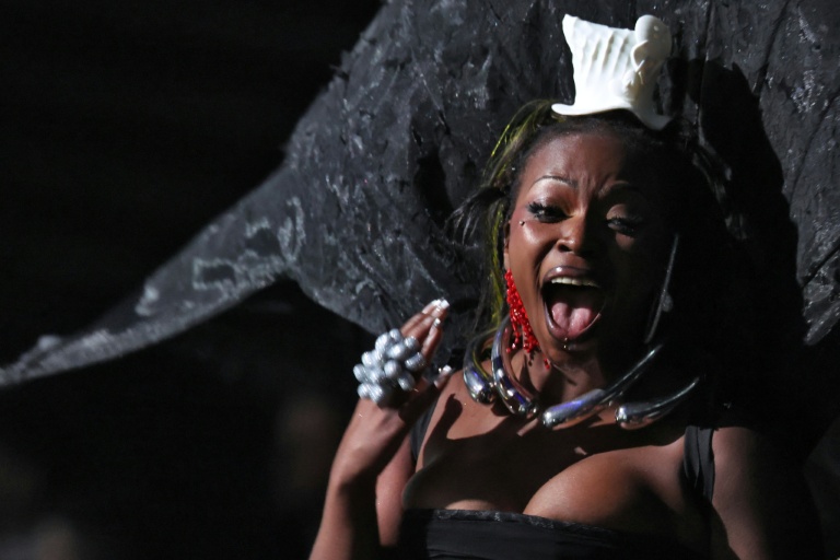 La chanteuse Theodora lors des Victoires de la Musique à Boulogne-Billancourt, près de Paris, le 13 février 2026