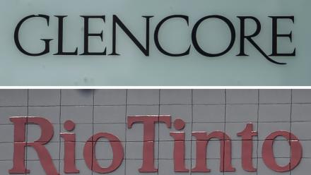 Cette combinaison d'images réalisée le 8 janvier 2026 montre le logo du géant suisse des matières premières, Glencore, et le logo de la multinationale minière et métallurgique Rio Tinto