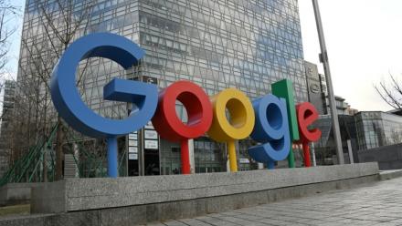 Google propose depuis un an les "AI Overviews", des réponses rédigées aux requêtes des utilisateurs, qui apparaissent dans un cartouche au-dessus des traditionnels liens vers les sites web.