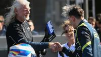 Dan Clancy présente la coupe au youtuber "Karchez"  après sa qualification au GP Explorer au Mans, le 5 octobre 2025