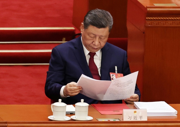 Le président chinois Xi Jinping (c) lors de la séance de clôture de l'Assemblée nationale populaire (ANP) au Palais de l'Assemblée du Peuple à Pékin, le 12 mars 2026