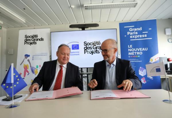 Le vice-président de la Banque europeenne d’investissement (BEI) Ambroise Fayolle (G) et le président du directoire de la Société des Grands Projets (SGP), Jean-François Monteils, (D), le 2 septembre 2026, à Nanterre-La Folie (Hauts de Seine)