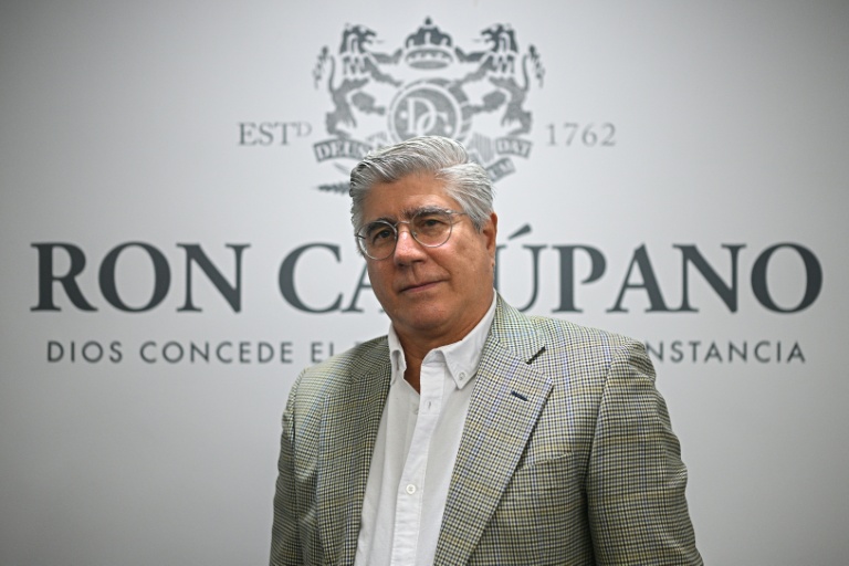 Guillermo Cardenas, président du Rhum Carupano, lors d'une interview à Caracas, le 6 novembre 2025 au Venezuela