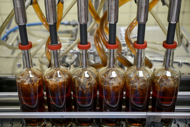 Une chaîne d’embouteillage à la distillerie de rhum Santa Teresa, à La Victoria, dans l’État d’Aragua, au Venezuela, le 17 décembre 2025