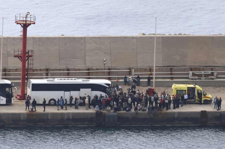 Des militants de la flottille pour Gaza au port d'Atherinolakkos, sur l'île de Crète, après avoir débarqué d'un navire des garde-côtes grecs, après  leur interception par la marine israélienne dans les eaux internationales, le 1er mai 2026 en Grèce