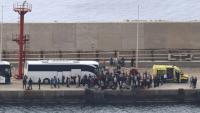Des militants de la flottille pour Gaza au port d'Atherinolakkos, sur l'île de Crète, après avoir débarqué d'un navire des garde-côtes grecs, après  leur interception par la marine israélienne dans les eaux internationales, le 1er mai 2026 en Grèce