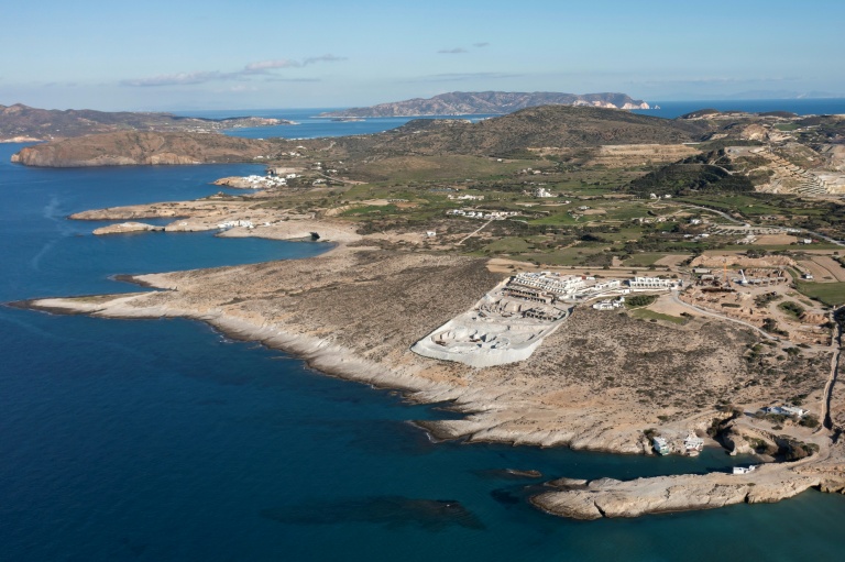Vue aérienne du chantier d'un hôtel de luxe sur l'île grecque de Milos, en mer Égée, le 3 février 2026