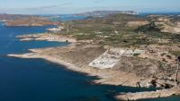 Vue aérienne du chantier d'un hôtel de luxe sur l'île grecque de Milos, en mer Égée, le 3 février 2026