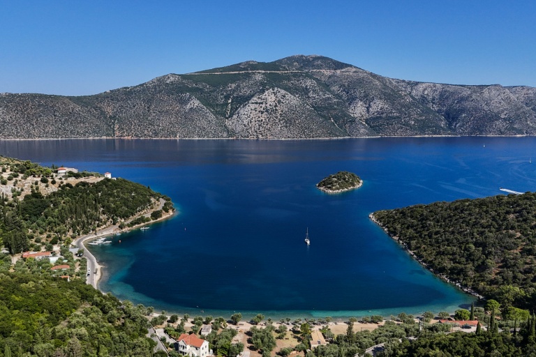 Vue de la plage de Dexia prise le 3 août 2026 où, selon la légende, Ulysse aurait débarqué à son retour chez lui, sur l'île d'Ithaque