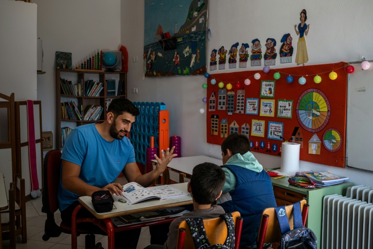 Konstantinos Fantelas, professeur, et ses deux seuls élèves, à Thymaina, en Grèce, le 23 septembre 2026