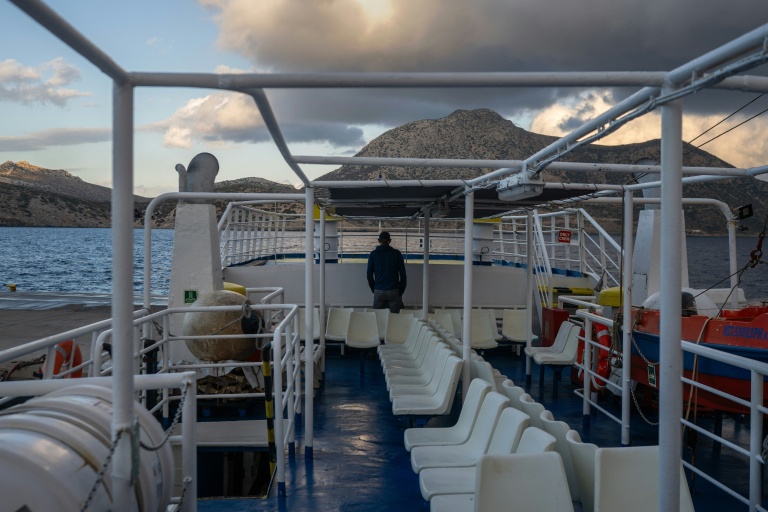 Un passager sur le ferry desservant Thymaina, en Grèce, le 23 septembre 2026