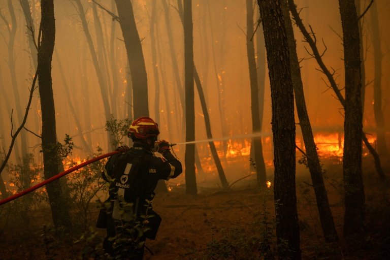Un pompier grec arrose les flammes lors d’un incendie de forêt dans la région de Porto Germeno, le 1er août 2026