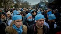 Des médecins embarquent dans des bus à Paris, pour un exil symbolique à Bruxelles, dans le cadre d'un mouvement de protestation, le 11 janvier 2026