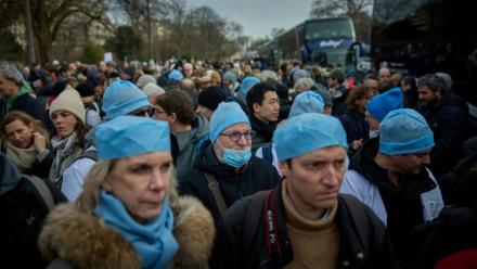 Des médecins embarquent dans des bus à Paris, pour un exil symbolique à Bruxelles, dans le cadre d'un mouvement de protestation, le 11 janvier 2026