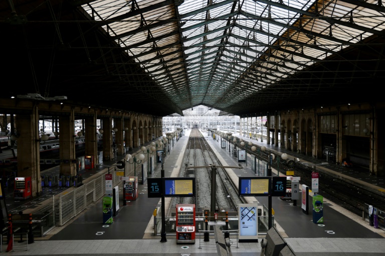 Trafic interrompu à la gare du Nord lors d'une journée de grève contre la réforme des retraites le 31 janvier 2023