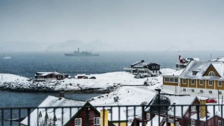 Un navire d'inspection de la marine danoise navigue au large de Nuuk, au Groenland, le 18 janvier 2026