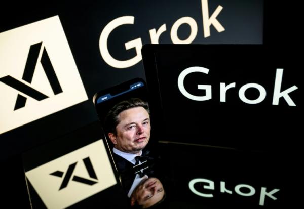 (Photo d'archives) Ecrans affichant le logo de Grok, un chatbot d'IA générative développé par la société américaine xAI, et son fondateur, l'homme d'affaires américano-sud-africain Elon Musk, le 13 janvier 2025 à Toulouse (France)