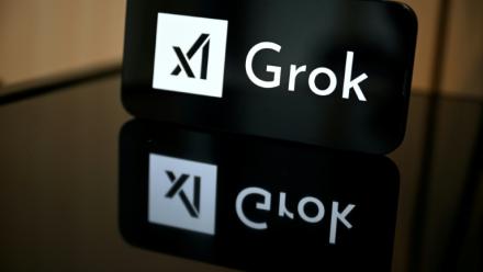 Le logo de Grok, l'outil d'intelligence artificielle du réseau social X, à Bruxelles le 12 janvier 2026 