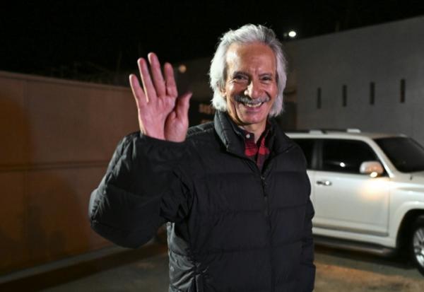 Le journaliste guatémaltèque José Ruben Zamora quitte la caserne militaire où il était emprisonné pour poursuivre son assignation à résidence à son domicile, sans surveillance, à Guatemala City, le 12 février 2026