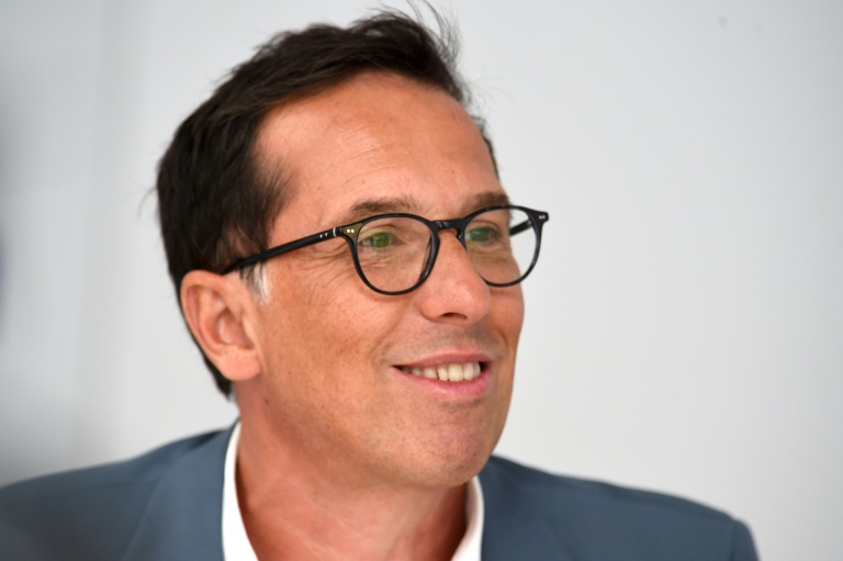 Nicolas Hieronimus, le directeur général du groupe français L'Oréal, s'entretient avec des journalistes, le 26 août 2021, à l'hippodrome de Longchamp à Paris